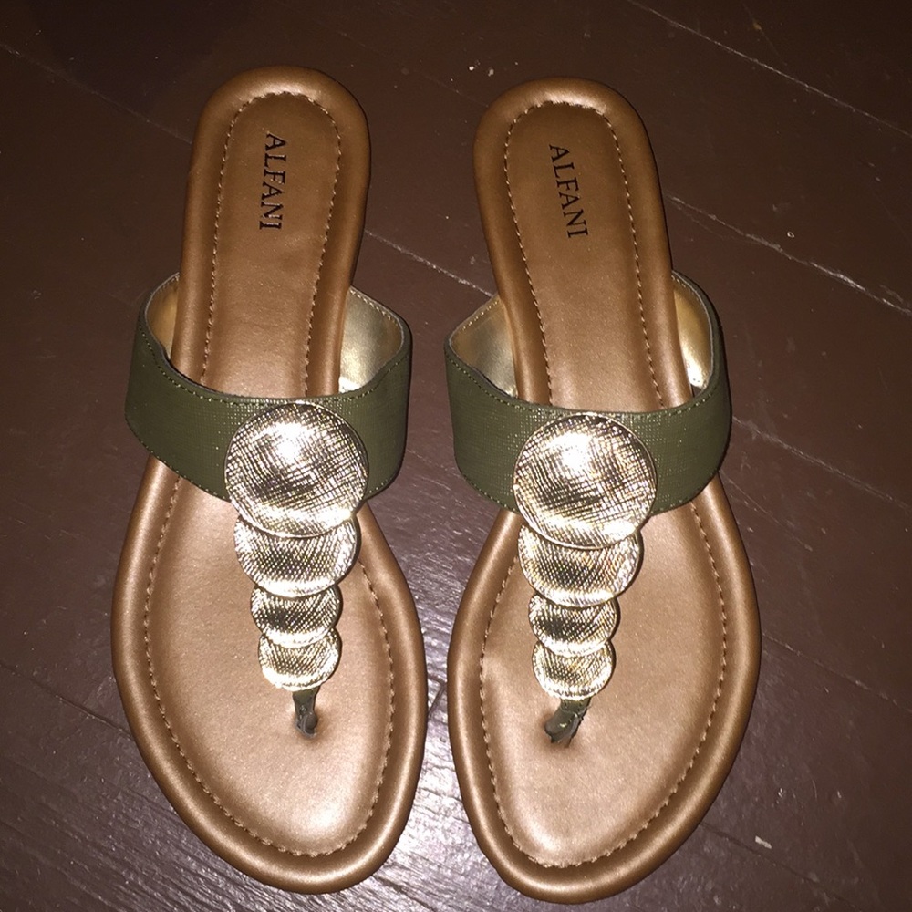 Nwt sexy sandals gold tone all live green straps
